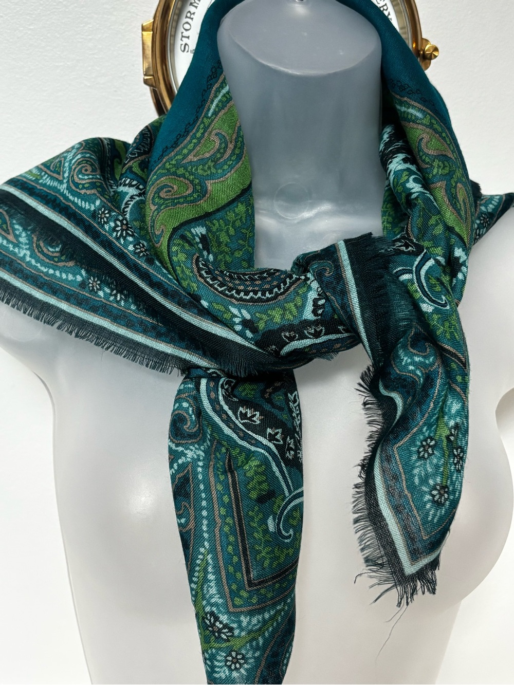 Wool Green Paisley sAccessory Street" label for Oscar de la Renta, made in Japan